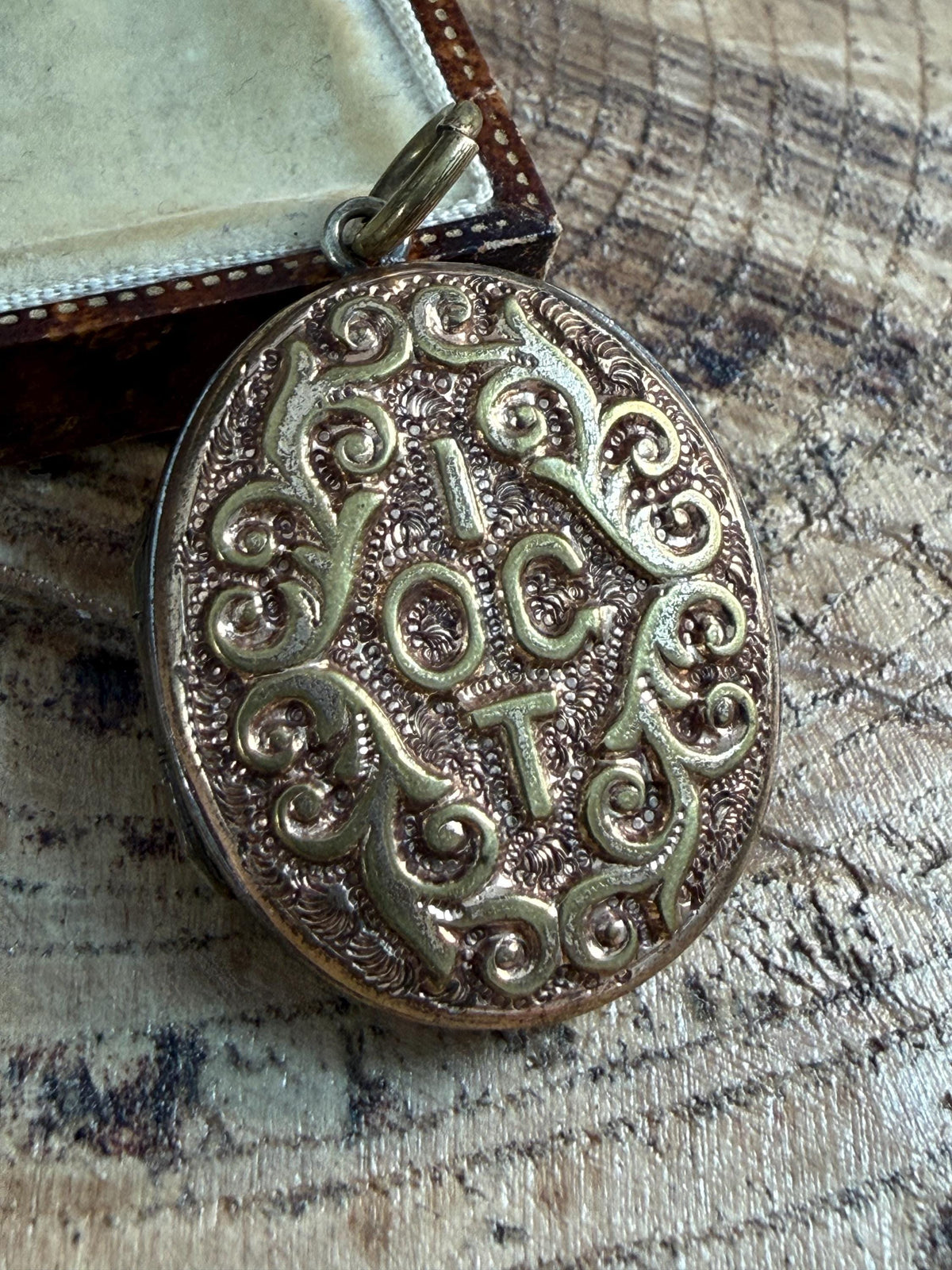 Necklaces & Pendants