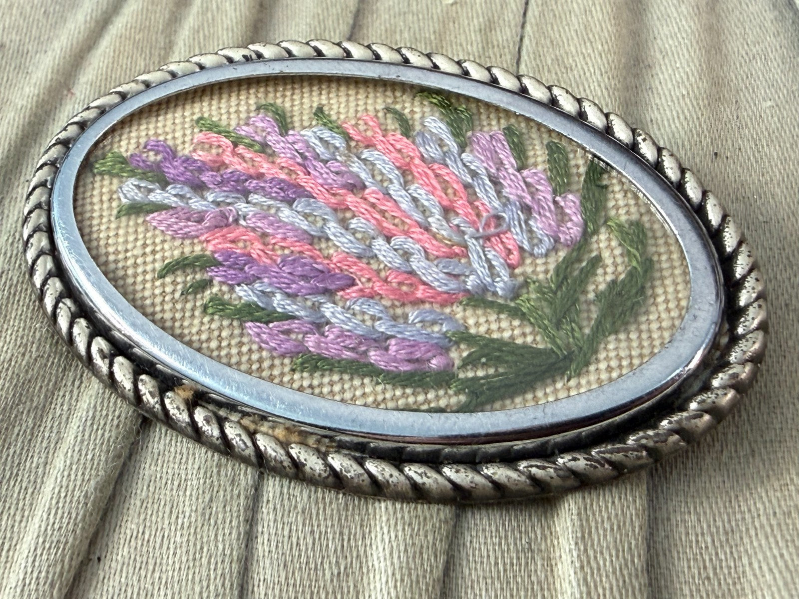 Vintage Embroidered Heather Brooch Silver Tone Oval Rope Border Floral Pin