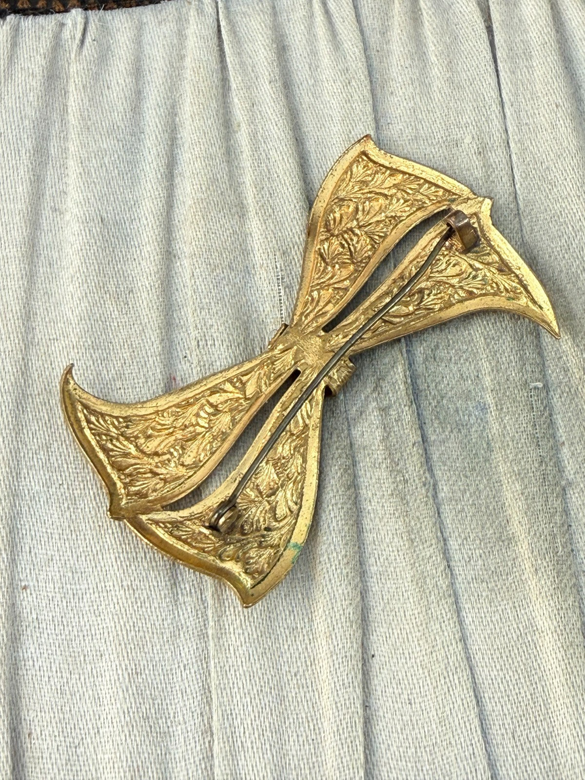 Antique Edwardian Bow Brooch Art Deco Gold Tone Engraved Foliate Acanthus Large
