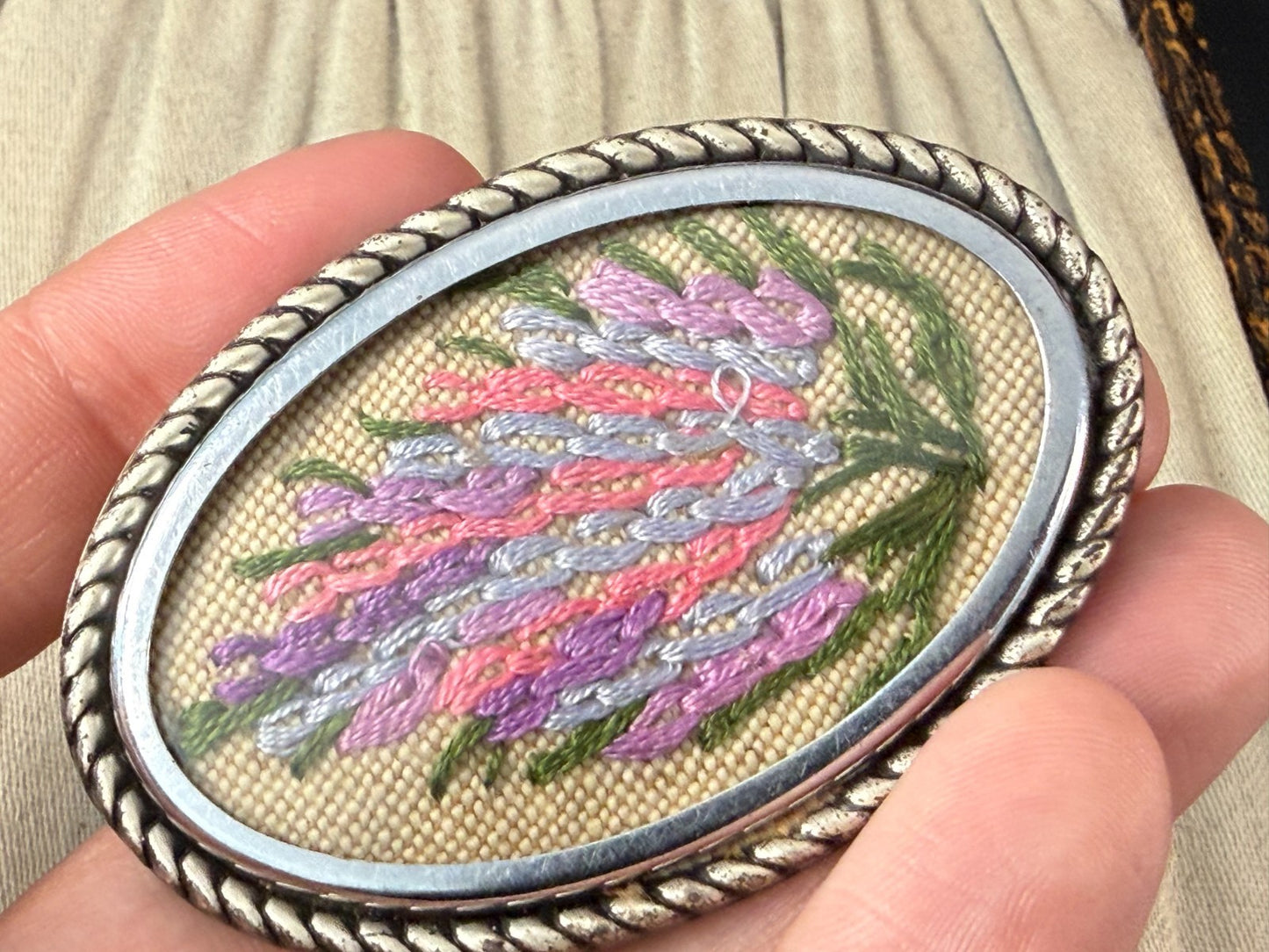 Vintage Embroidered Heather Brooch Silver Tone Oval Rope Border Floral Pin