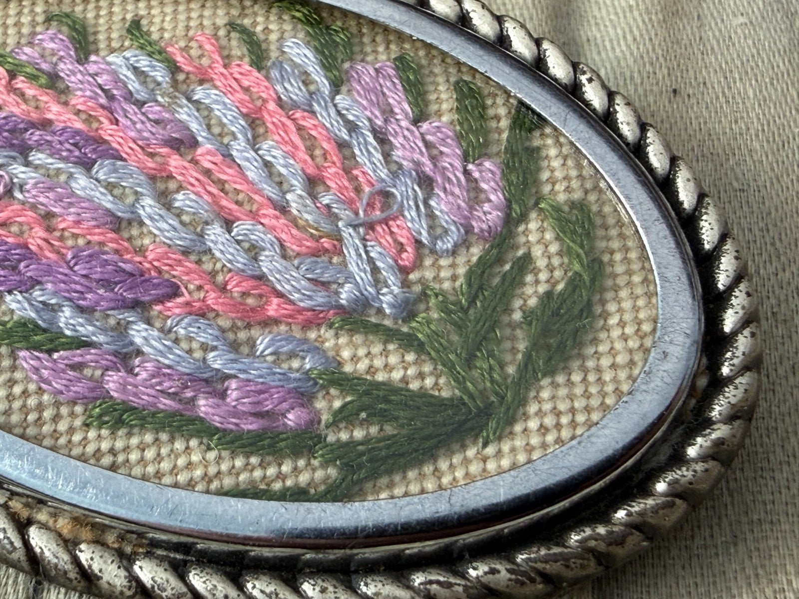 Vintage Embroidered Heather Brooch Silver Tone Oval Rope Border Floral Pin