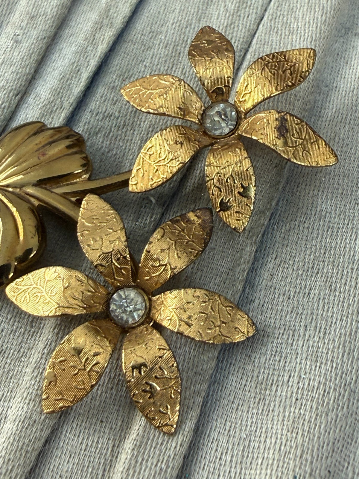 Vintage Gold Tone Double Daisy Spray Brooch Clear Rhinestone Floral Mid Century