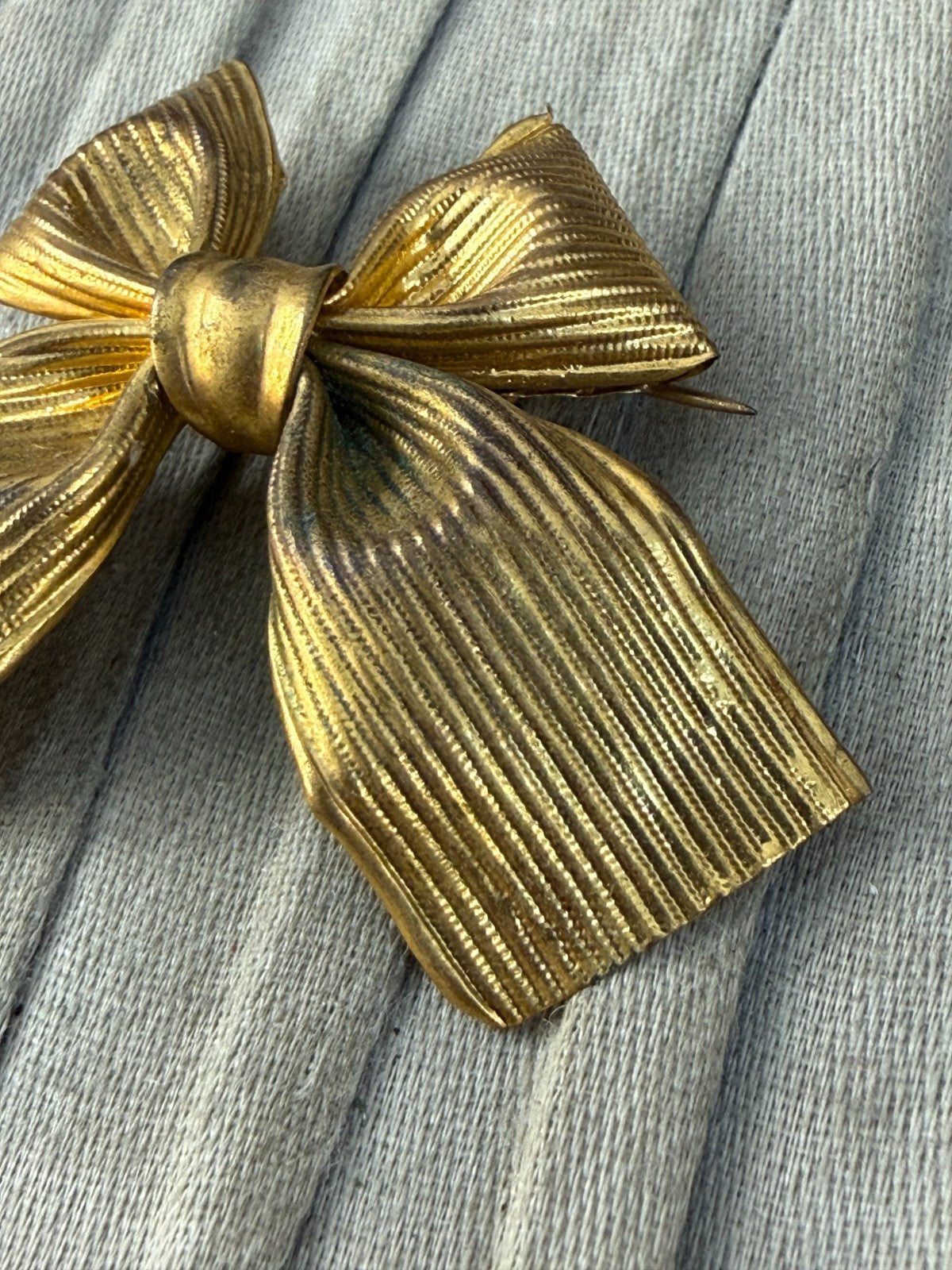 Vintage Gold Tone Ribbed Bow Brooch Mid Century Four Lobe Pleated Ribbon Pin