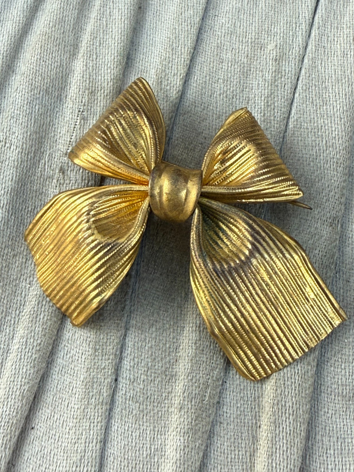 Vintage Gold Tone Ribbed Bow Brooch Mid Century Four Lobe Pleated Ribbon Pin