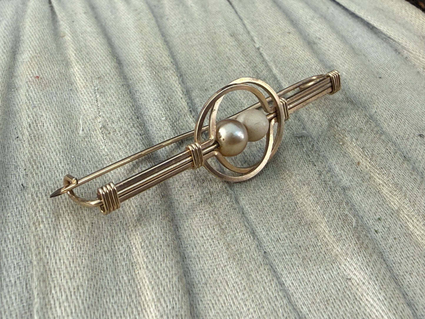 Antique Art Deco Gilt Bar Brooch Twin Pearl Cage Wirework Lapel Gold Tone Pin