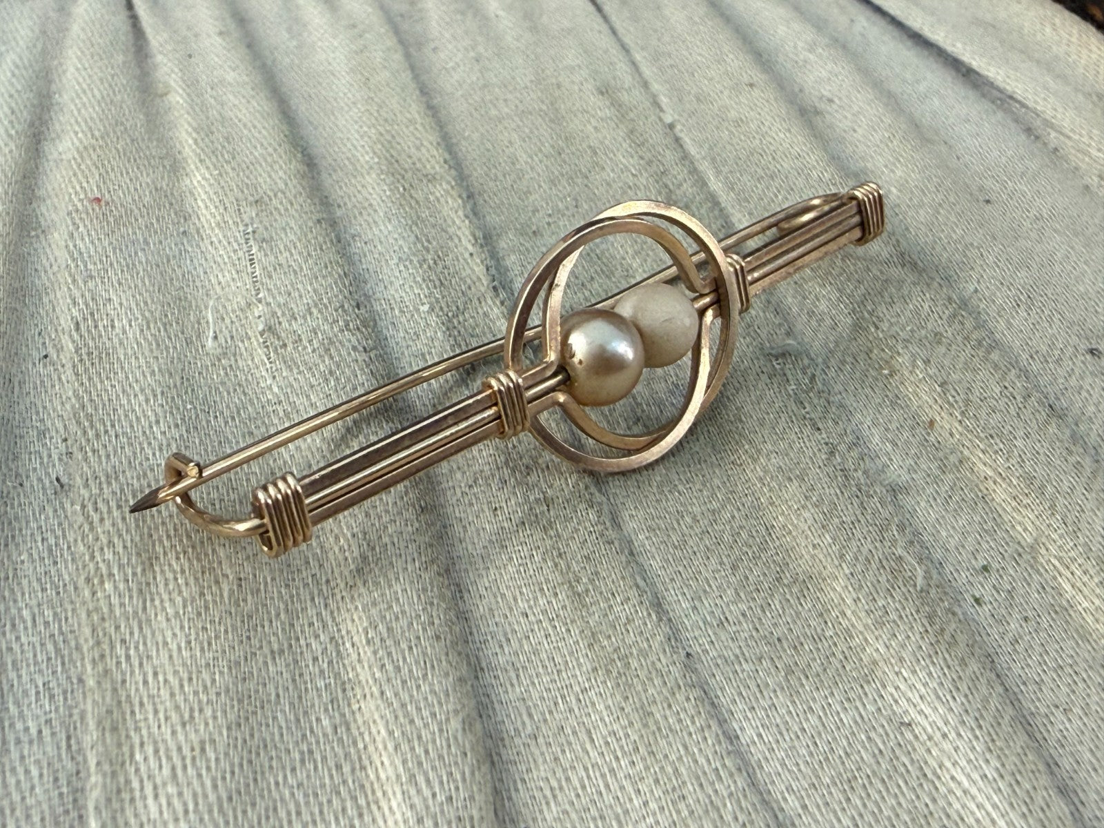 Antique Art Deco Gilt Bar Brooch Twin Pearl Cage Wirework Lapel Gold Tone Pin