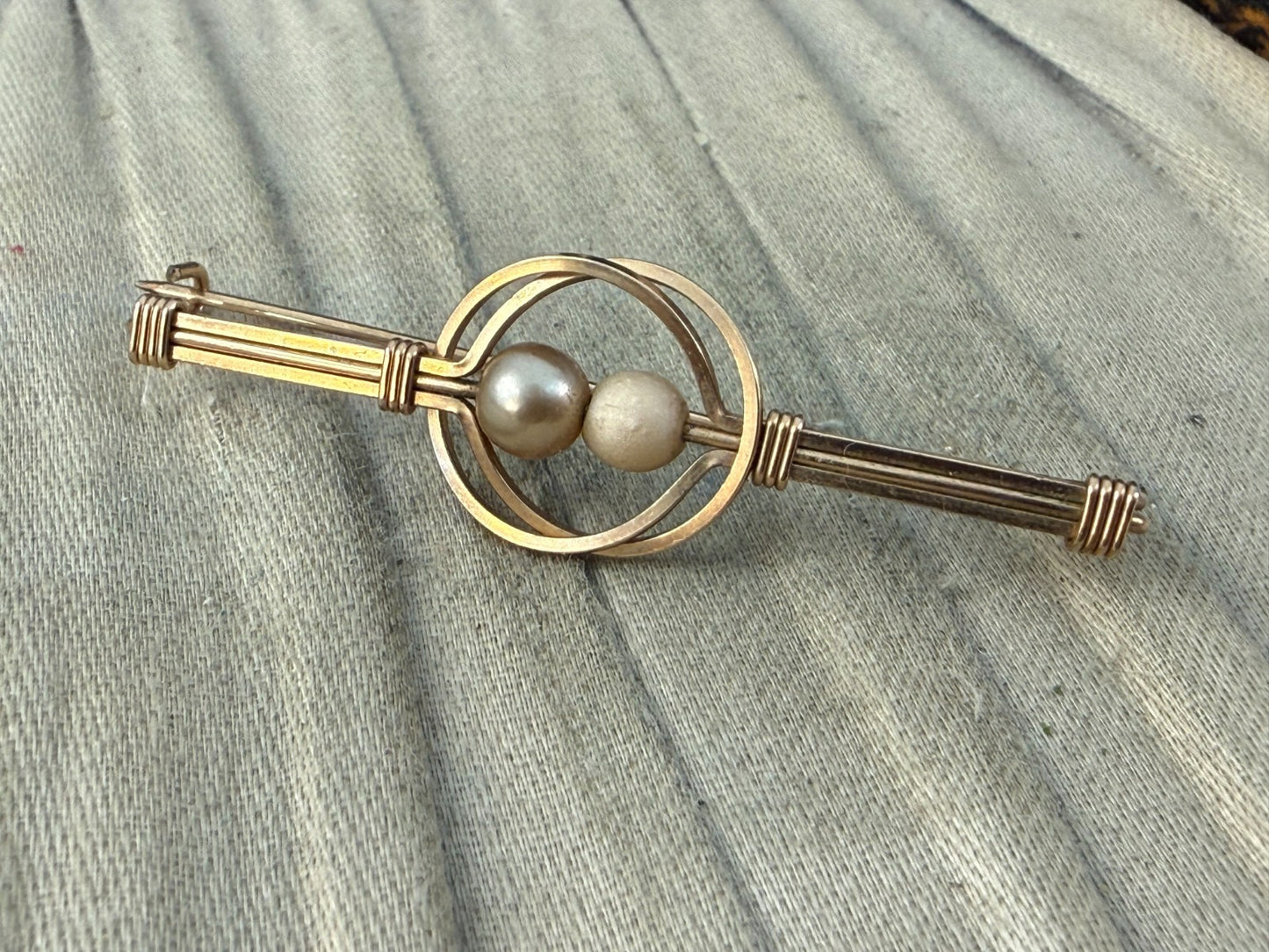 Antique Art Deco Gilt Bar Brooch Twin Pearl Cage Wirework Lapel Gold Tone Pin