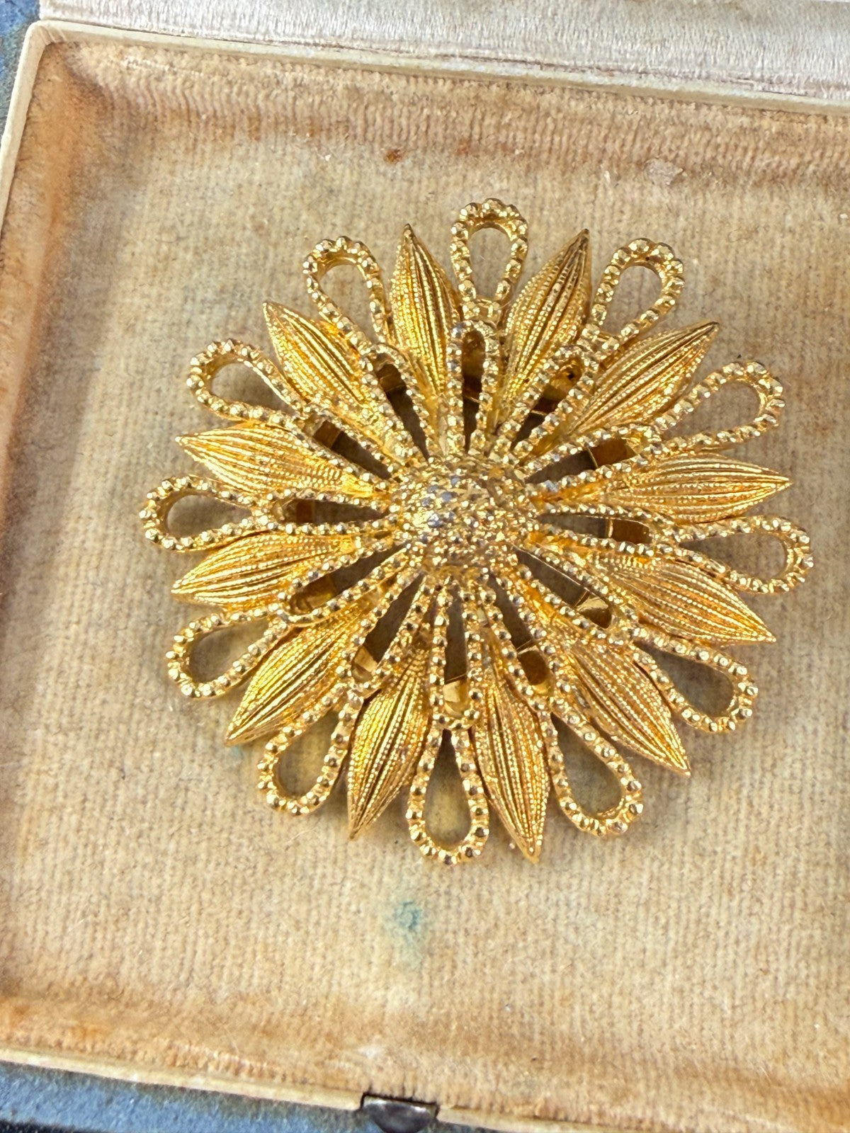 Vintage Scarf Clip 1960s Gold Tone Starburst Floral Daisy Textured