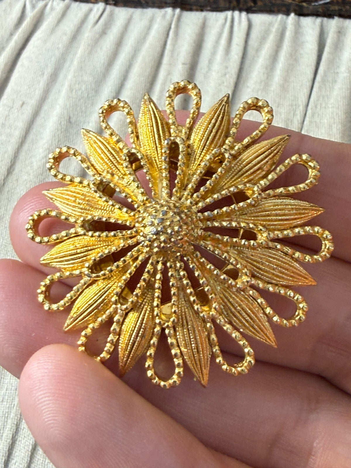 Vintage Scarf Clip 1960s Gold Tone Starburst Floral Daisy Textured
