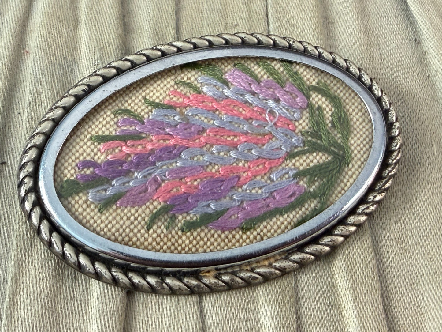 Vintage Embroidered Heather Brooch Silver Tone Oval Rope Border Floral Pin