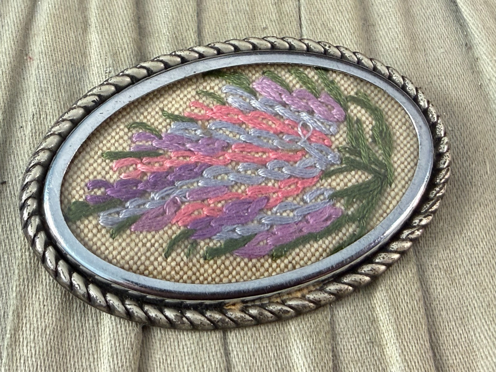 Vintage Embroidered Heather Brooch Silver Tone Oval Rope Border Floral Pin