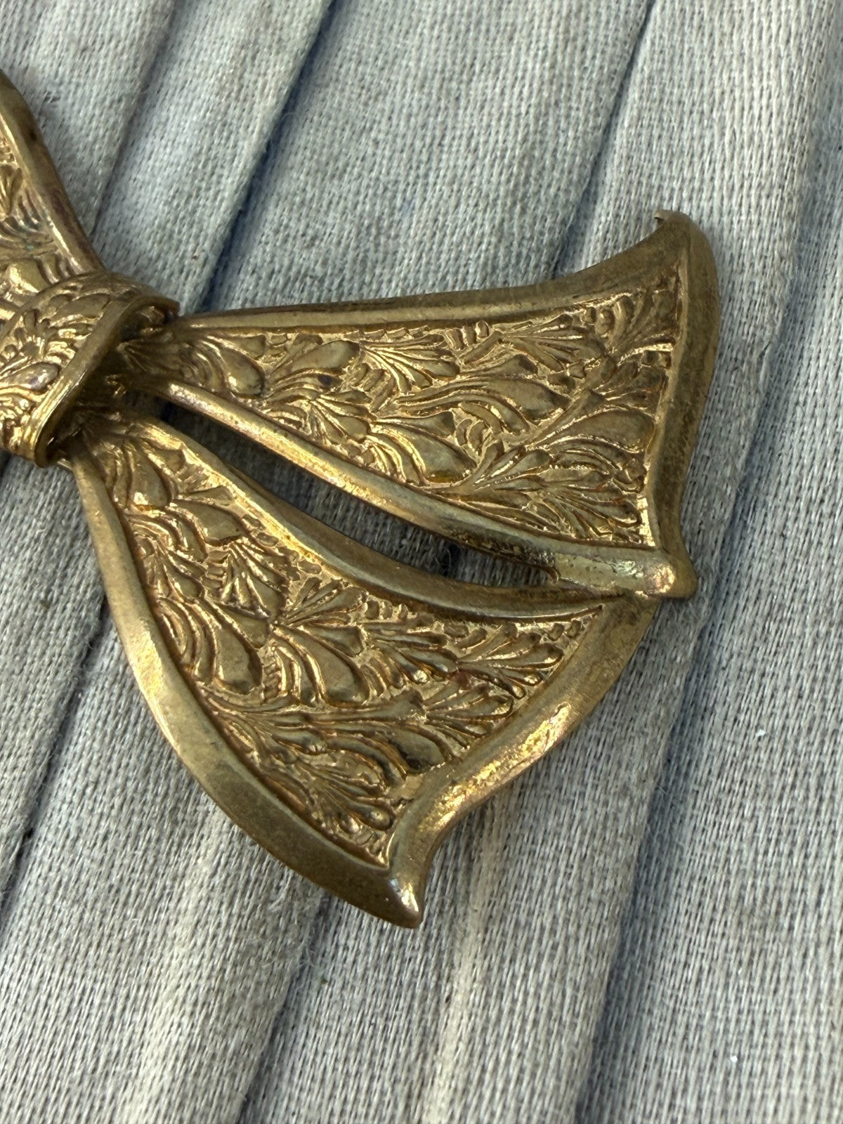Antique Edwardian Bow Brooch Art Deco Gold Tone Engraved Foliate Acanthus Large