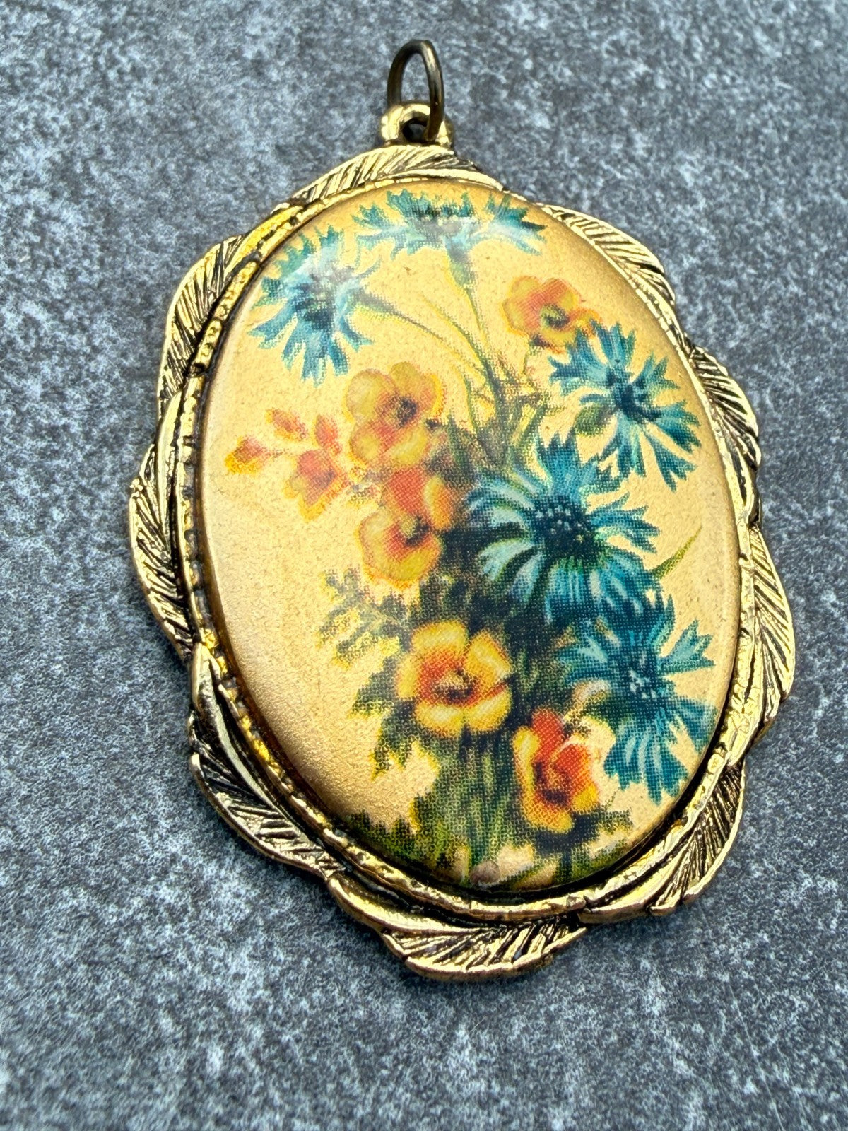 Vintage Wildflower Pendant Gold Tone Ornate Oval Floral Bouquet Flowers