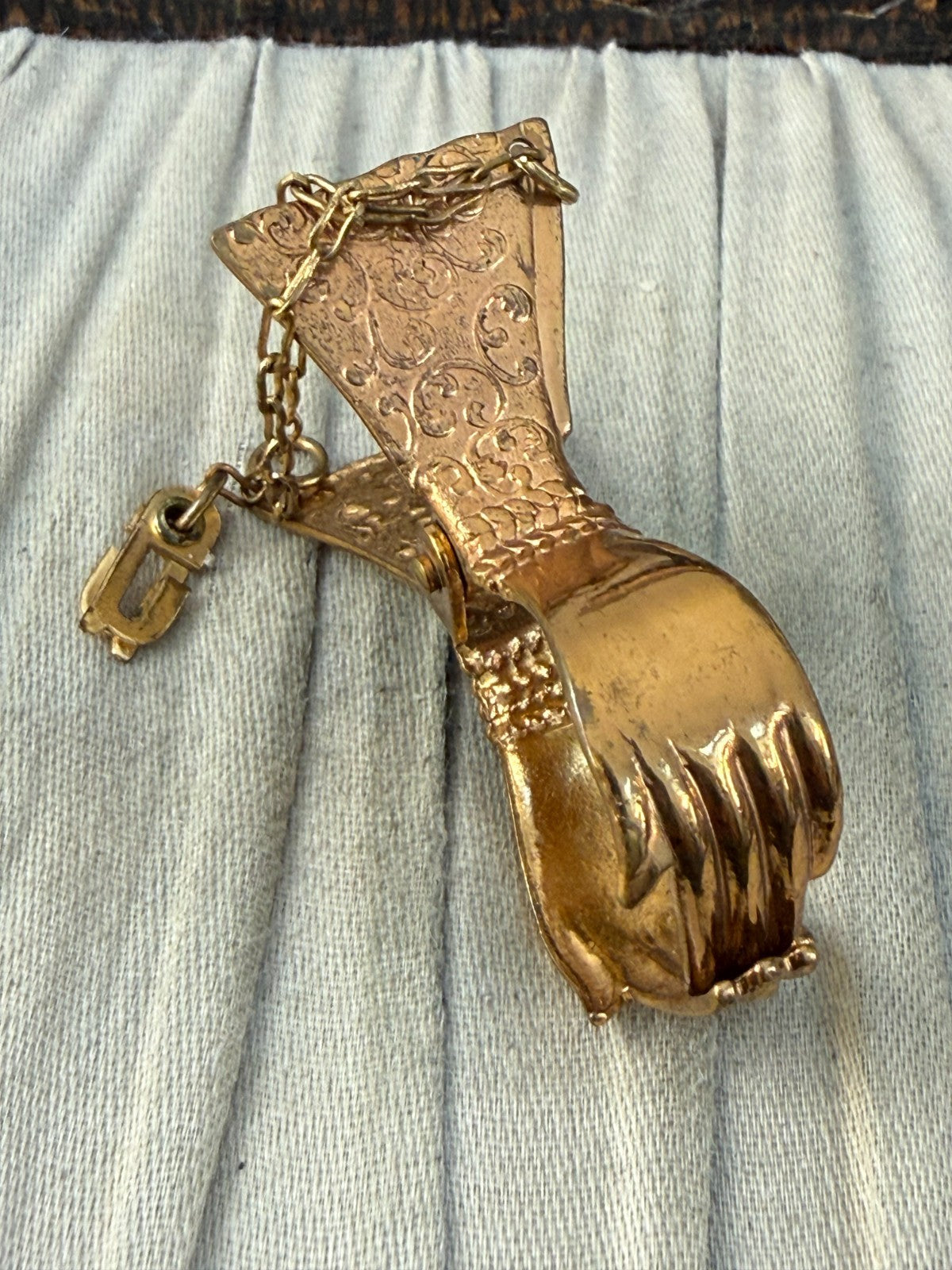Vintage Zenette Gold Tone Glove Clip Holder Engraved Sleeve Hand Cuff Pin Chain