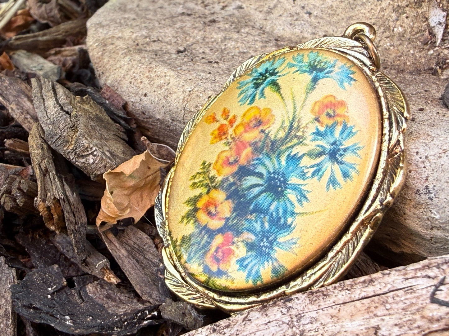 Vintage Wildflower Pendant Gold Tone Ornate Oval Floral Bouquet Flowers
