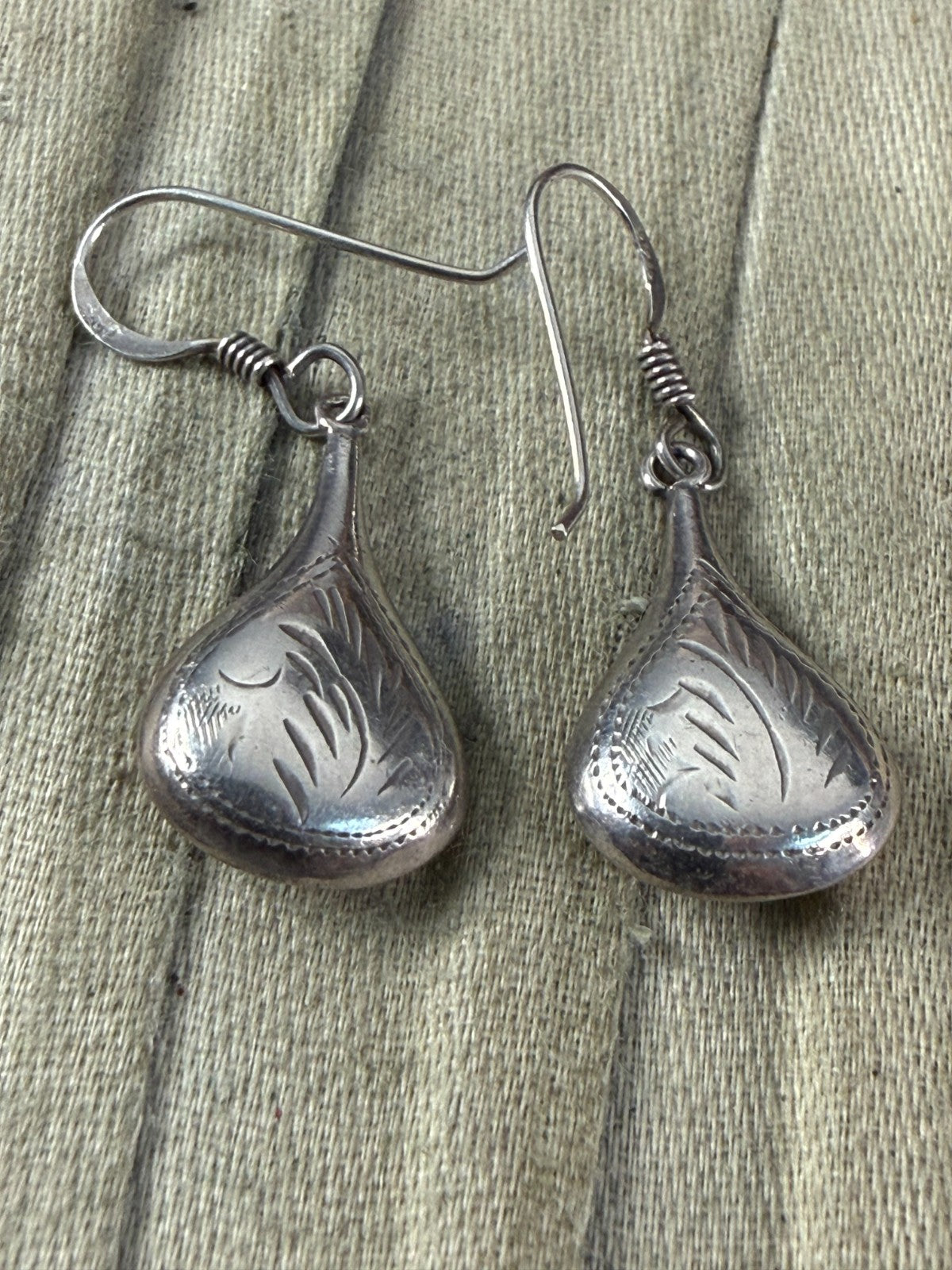 Vintage Sterling Silver 925 Puffed Teardrop Drop Earrings Engraved Foliate