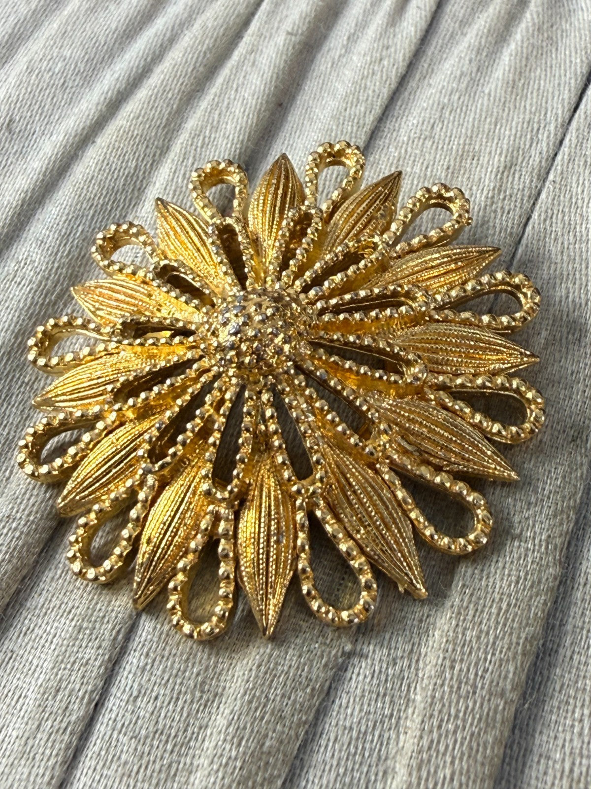 Vintage Scarf Clip 1960s Gold Tone Starburst Floral Daisy Textured