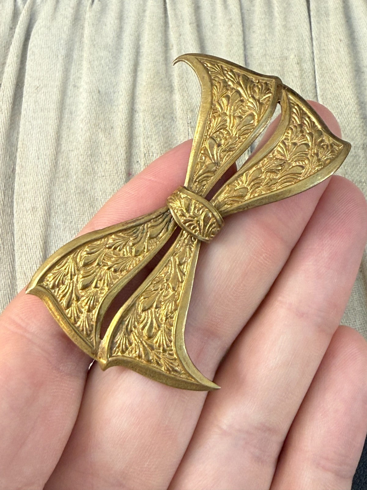 Antique Edwardian Bow Brooch Art Deco Gold Tone Engraved Foliate Acanthus Large