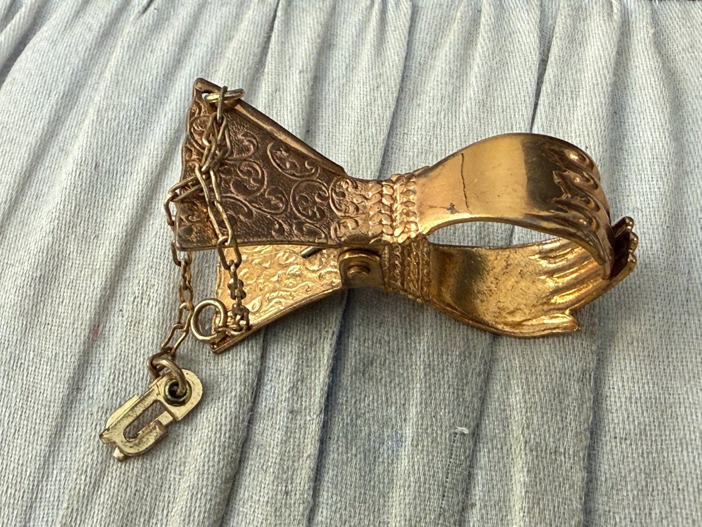 Vintage Zenette Gold Tone Glove Clip Holder Engraved Sleeve Hand Cuff Pin Chain