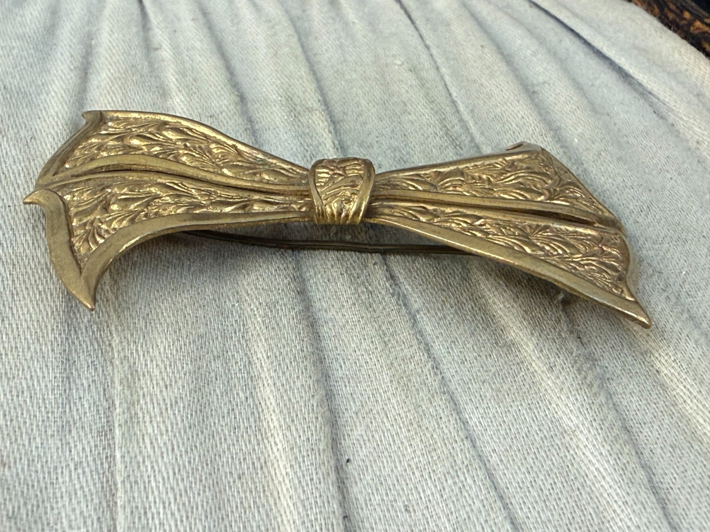 Antique Edwardian Bow Brooch Art Deco Gold Tone Engraved Foliate Acanthus Large