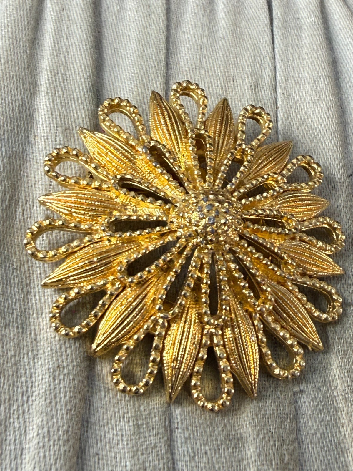Vintage Scarf Clip 1960s Gold Tone Starburst Floral Daisy Textured