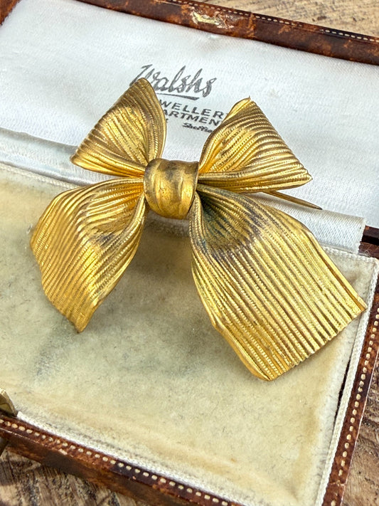 Vintage Gold Tone Ribbed Bow Brooch Mid Century Four Lobe Pleated Ribbon Pin