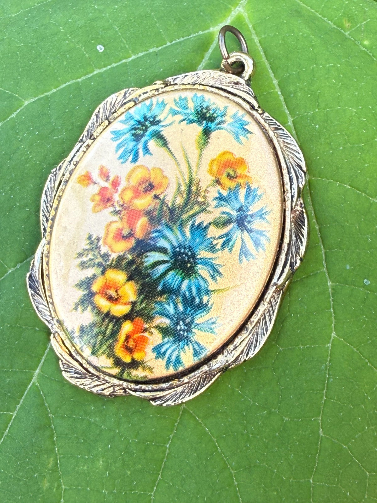 Vintage Wildflower Pendant Gold Tone Ornate Oval Floral Bouquet Flowers