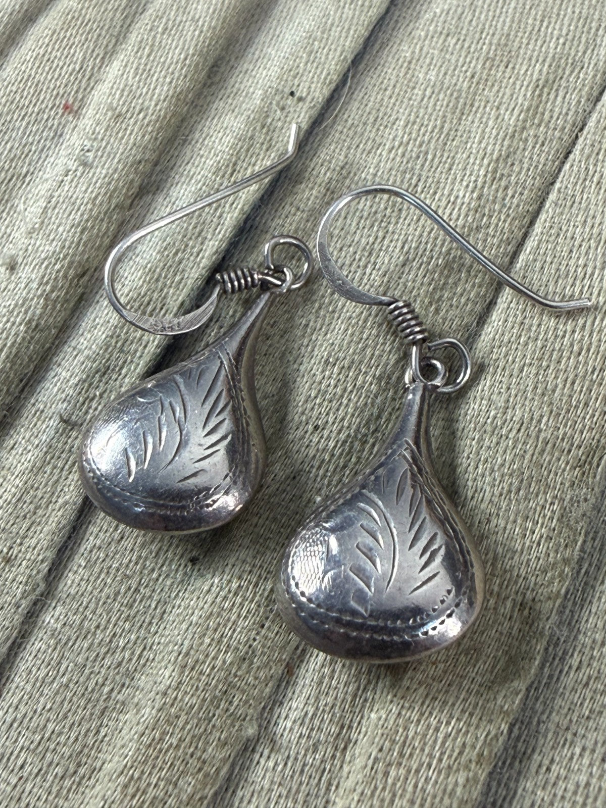 Vintage Sterling Silver 925 Puffed Teardrop Drop Earrings Engraved Foliate