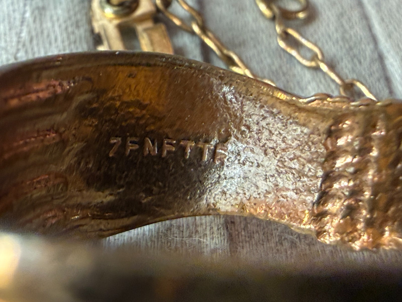 Vintage Zenette Gold Tone Glove Clip Holder Engraved Sleeve Hand Cuff Pin Chain