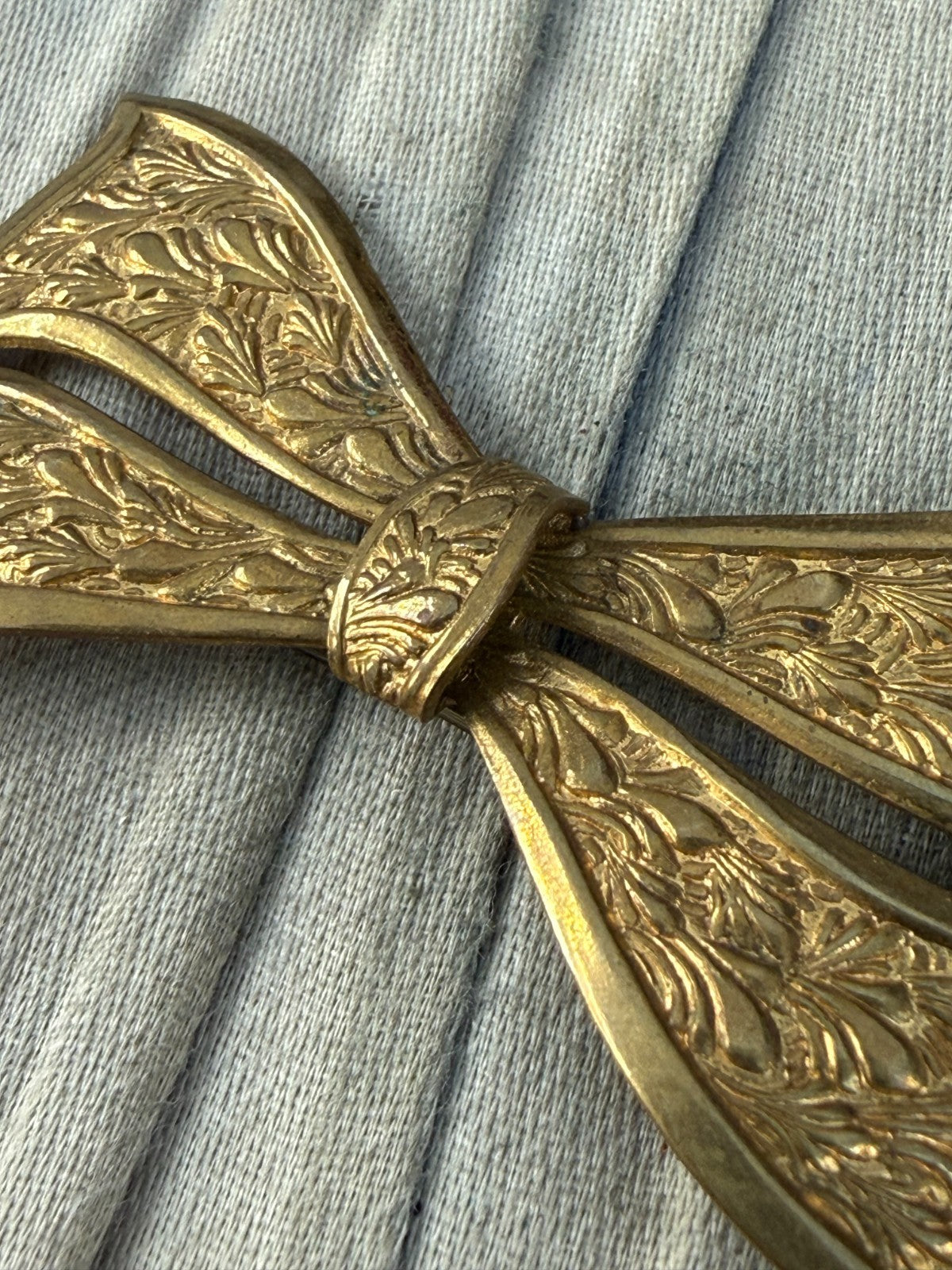 Antique Edwardian Bow Brooch Art Deco Gold Tone Engraved Foliate Acanthus Large