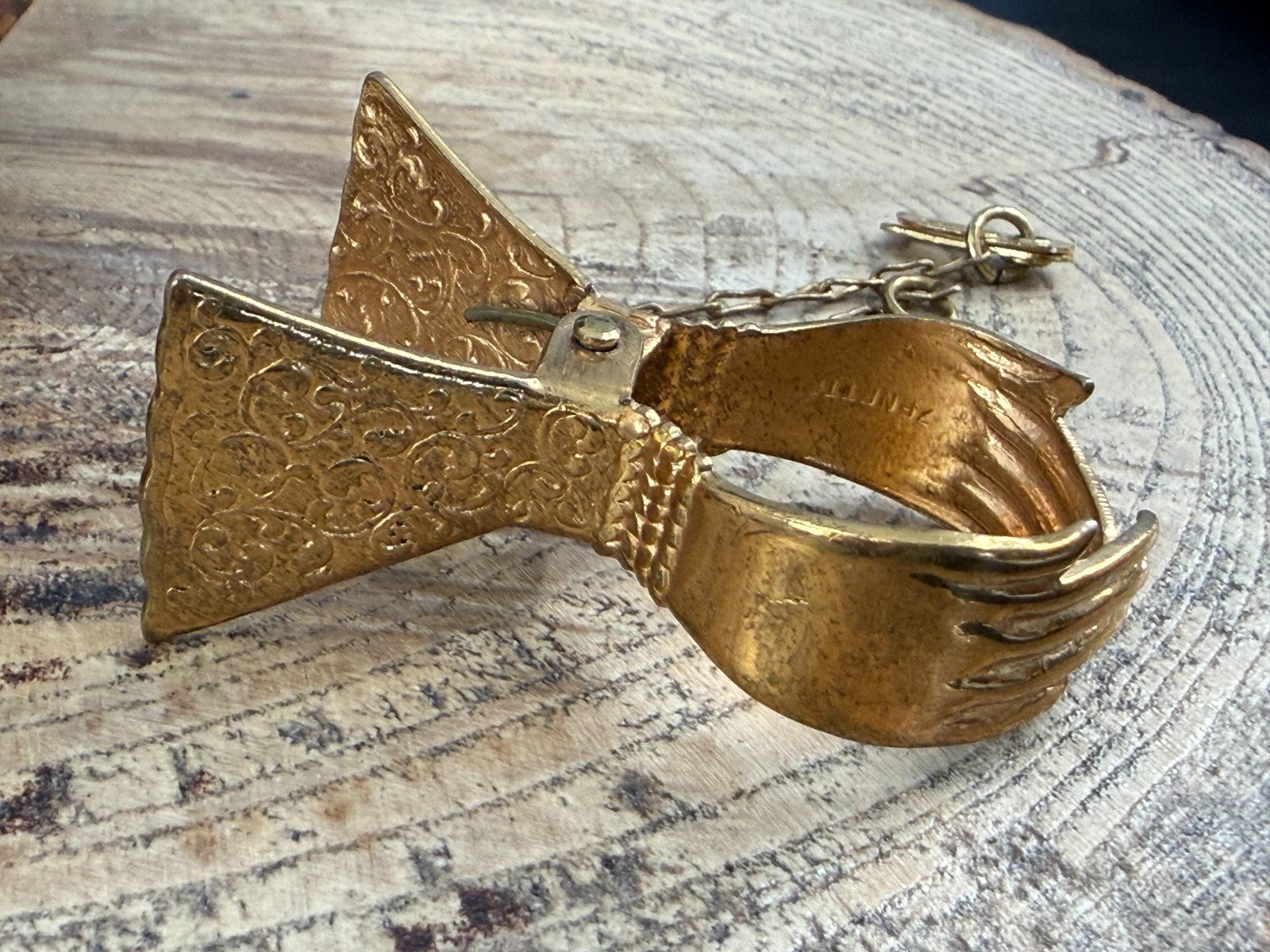 Vintage Zenette Gold Tone Glove Clip Holder Engraved Sleeve Hand Cuff Pin Chain