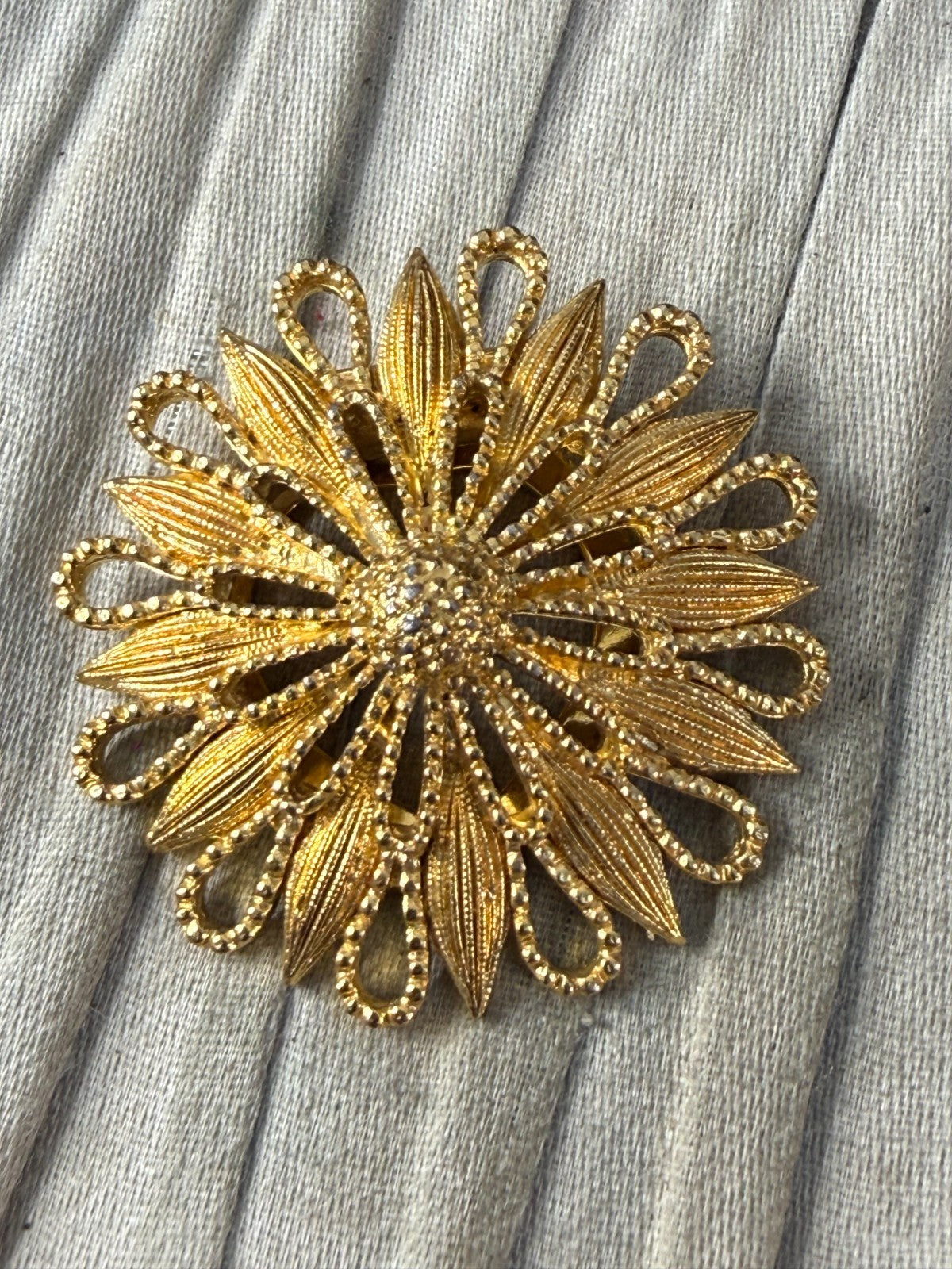 Vintage Scarf Clip 1960s Gold Tone Starburst Floral Daisy Textured