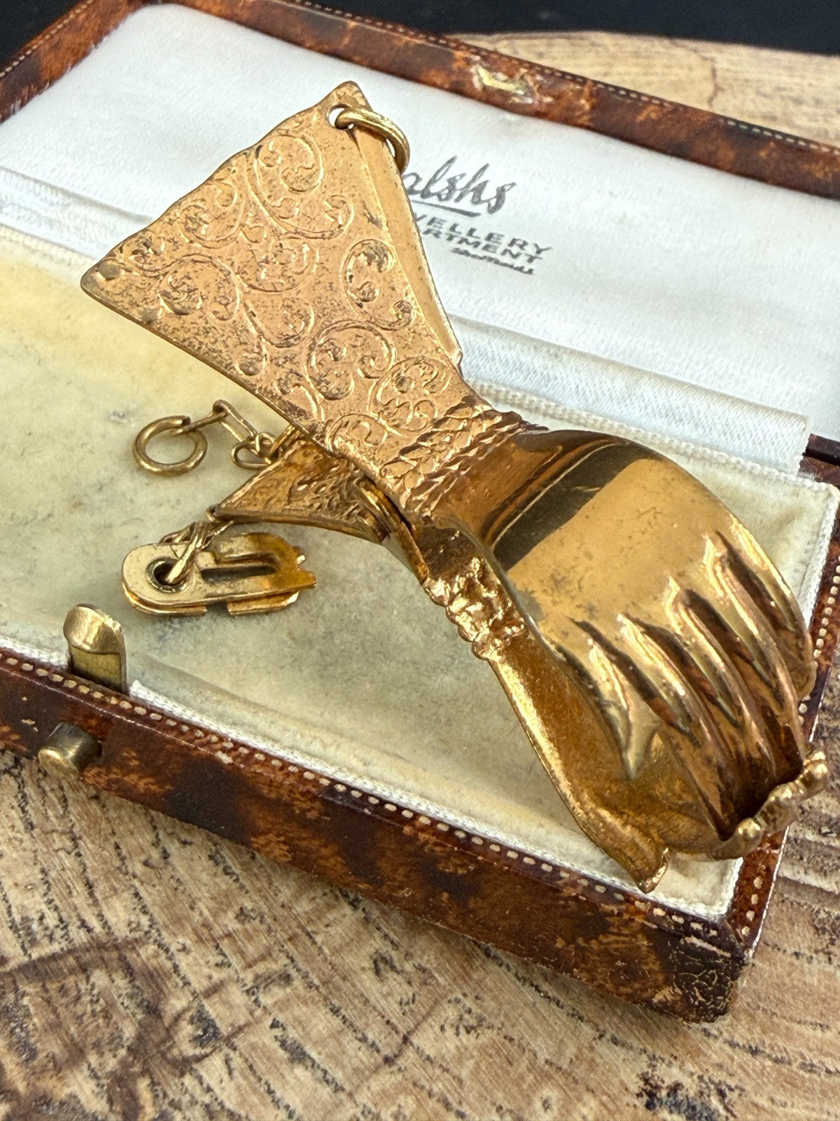Vintage Zenette Gold Tone Glove Clip Holder Engraved Sleeve Hand Cuff Pin Chain