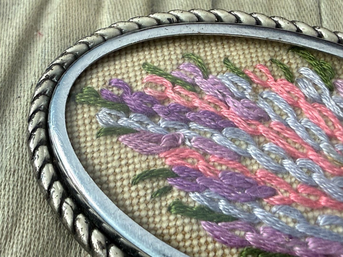 Vintage Embroidered Heather Brooch Silver Tone Oval Rope Border Floral Pin