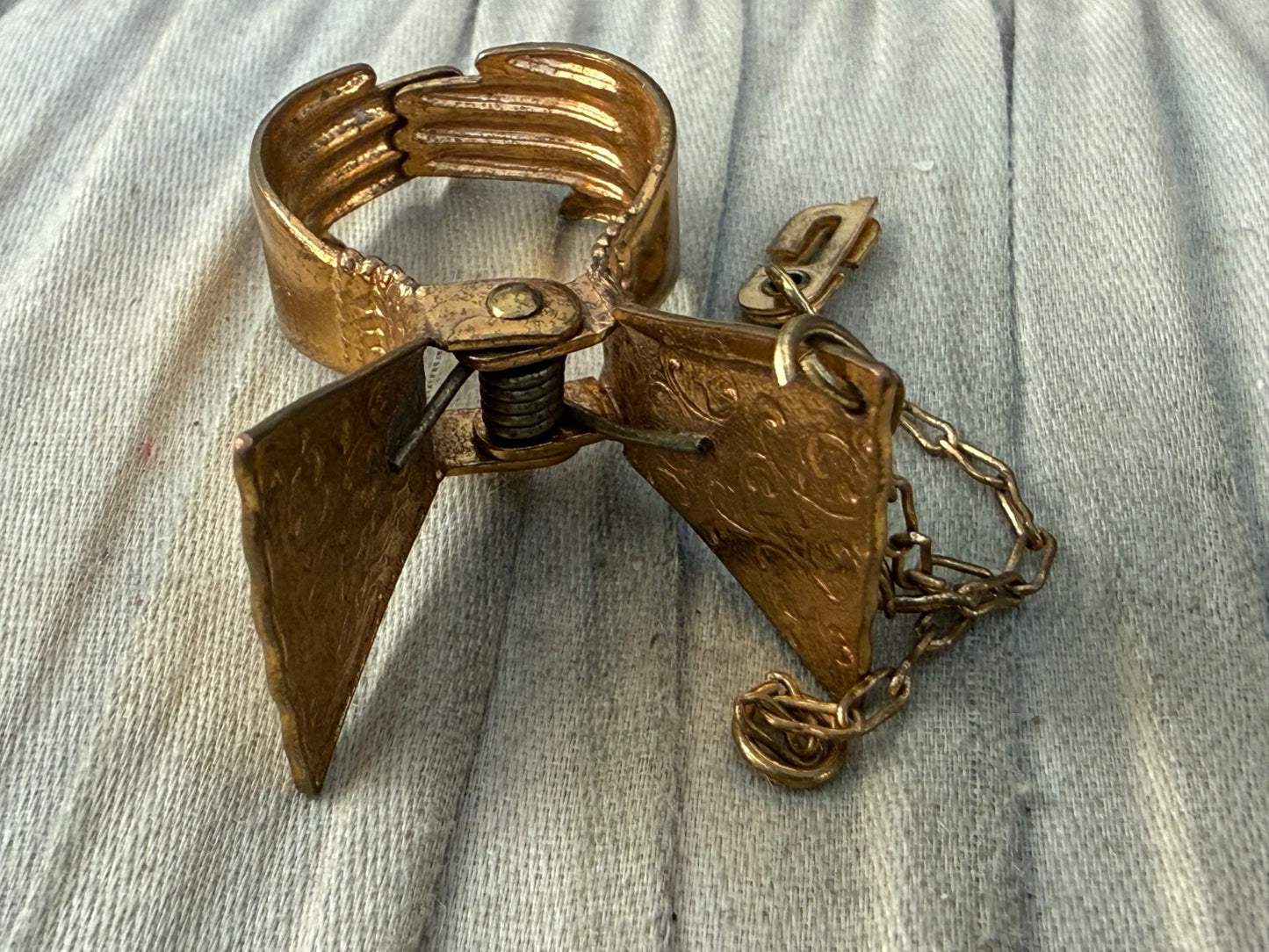Vintage Zenette Gold Tone Glove Clip Holder Engraved Sleeve Hand Cuff Pin Chain