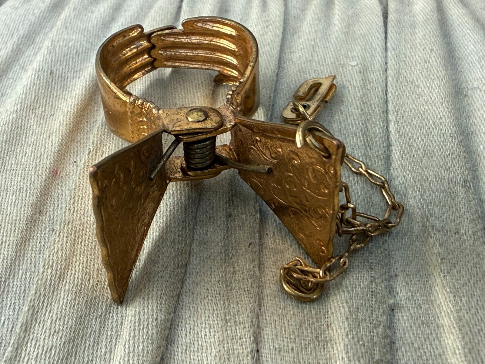 Vintage Zenette Gold Tone Glove Clip Holder Engraved Sleeve Hand Cuff Pin Chain