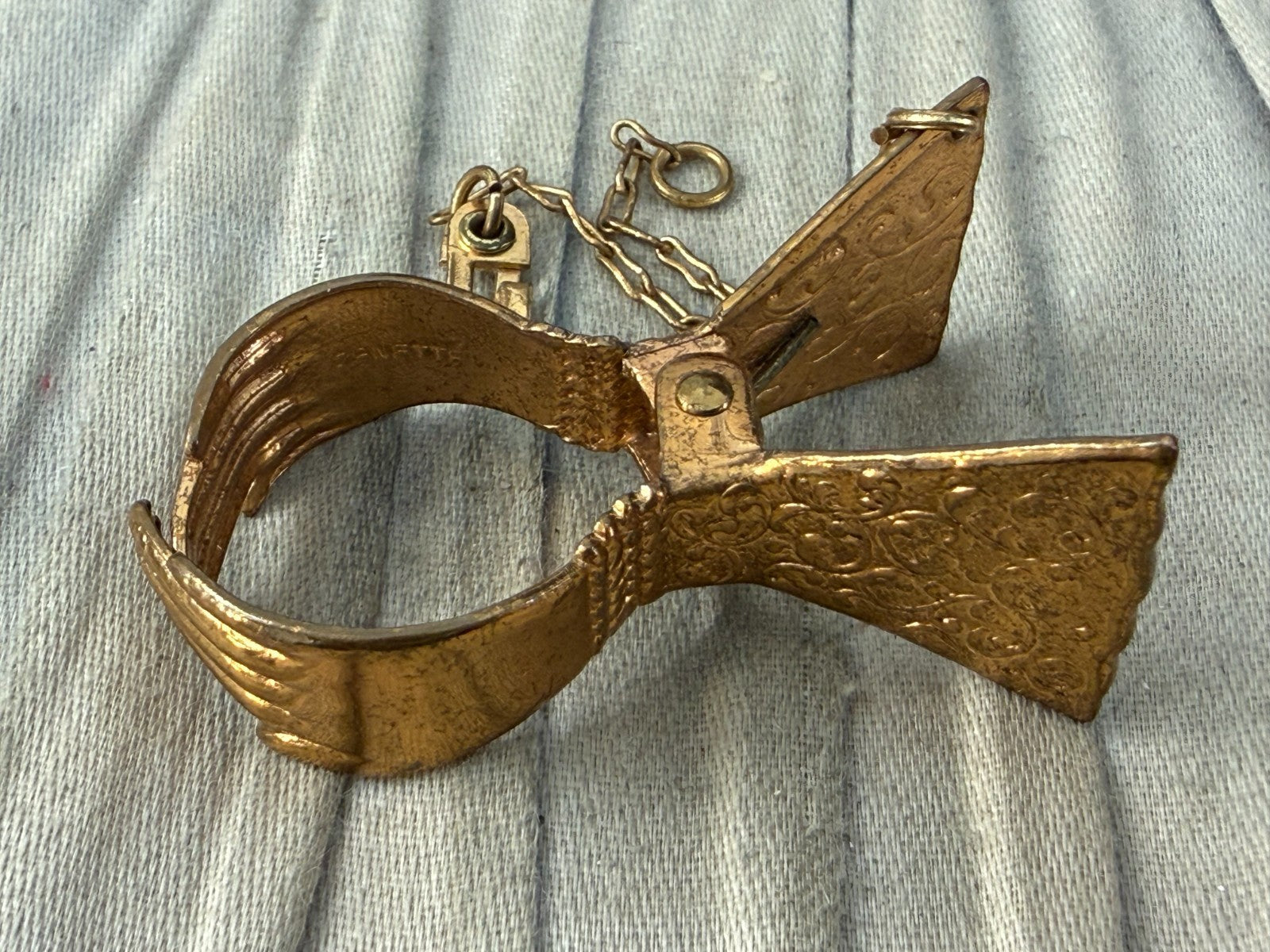 Vintage Zenette Gold Tone Glove Clip Holder Engraved Sleeve Hand Cuff Pin Chain