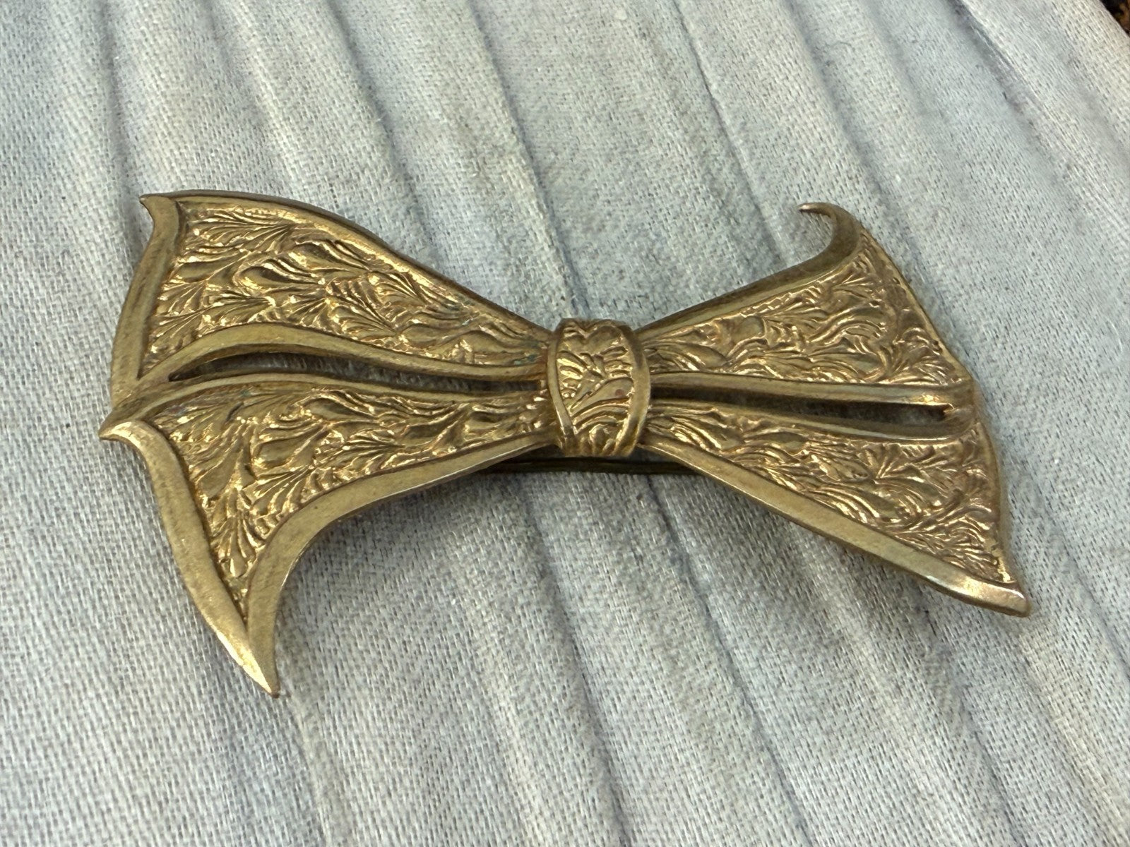 Antique Edwardian Bow Brooch Art Deco Gold Tone Engraved Foliate Acanthus Large