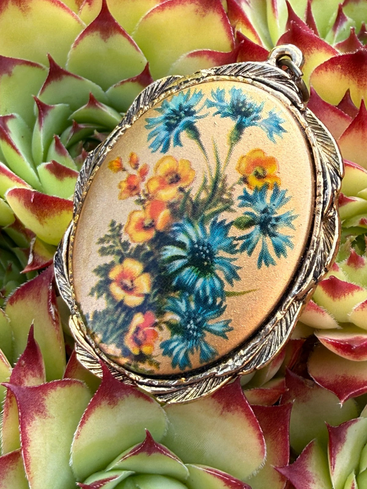 Vintage Wildflower Pendant Gold Tone Ornate Oval Floral Bouquet Flowers
