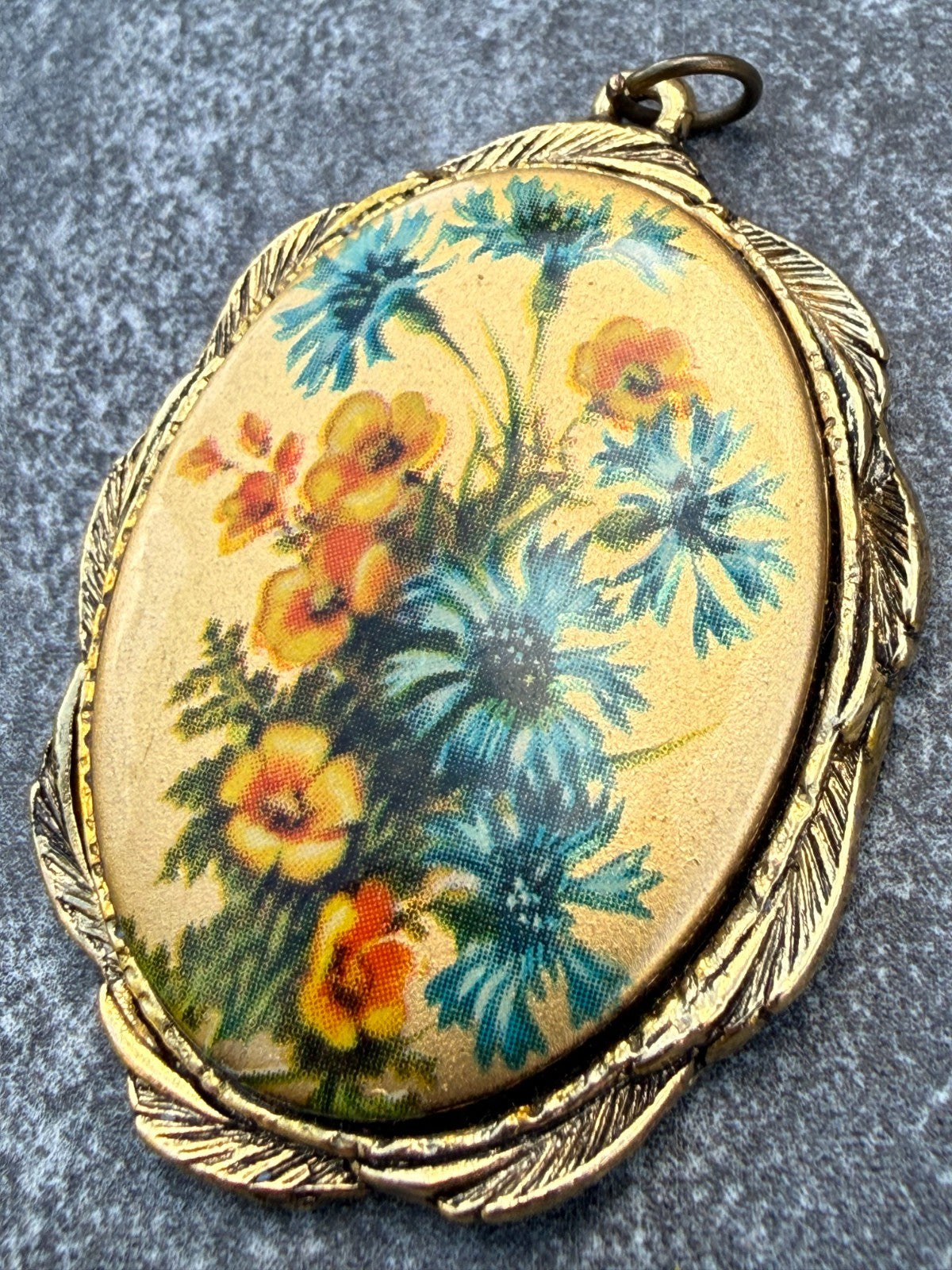 Vintage Wildflower Pendant Gold Tone Ornate Oval Floral Bouquet Flowers