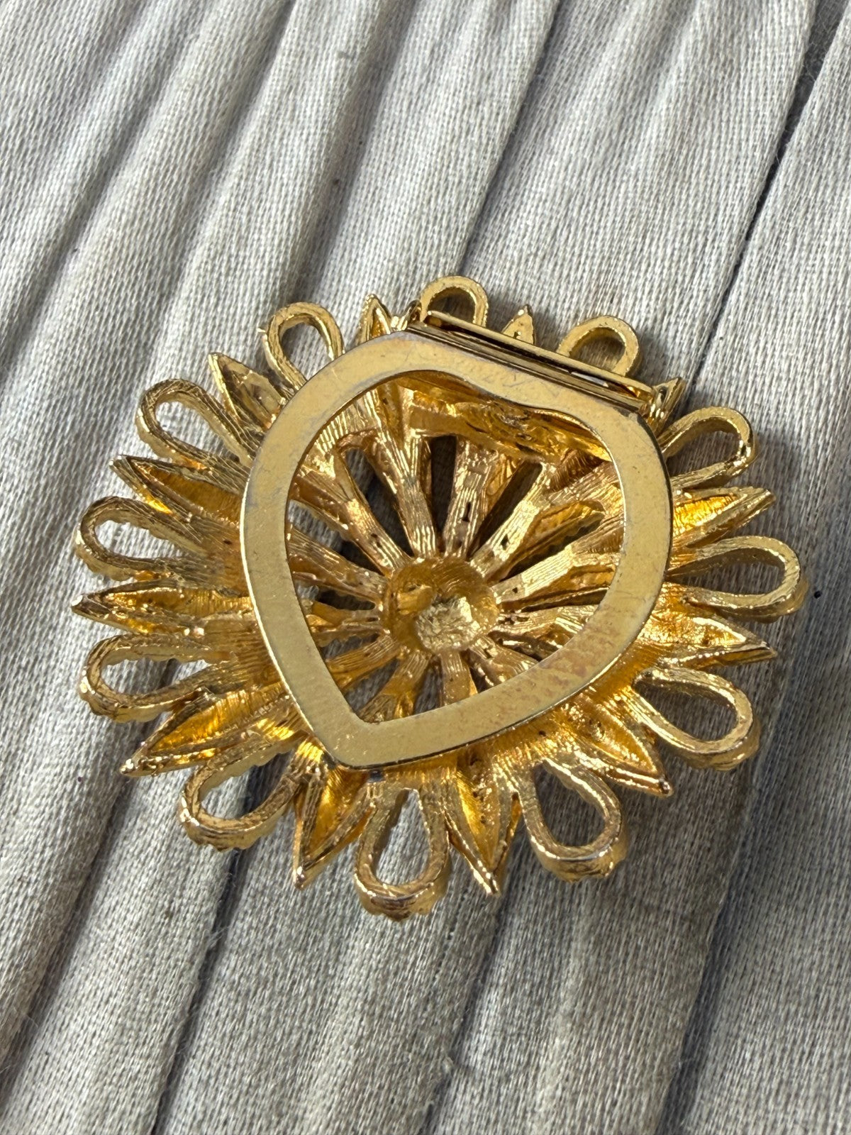 Vintage Scarf Clip 1960s Gold Tone Starburst Floral Daisy Textured