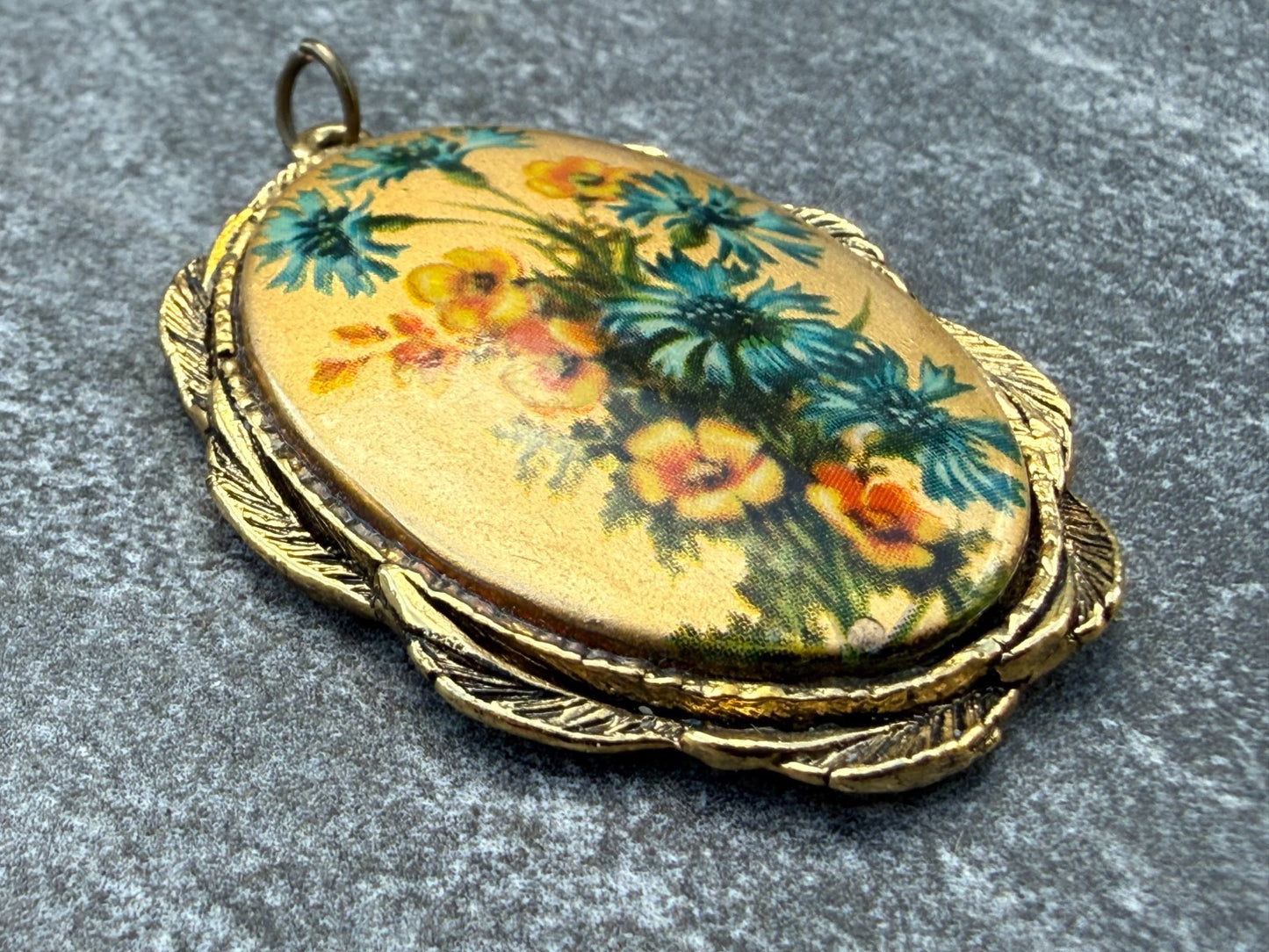 Vintage Wildflower Pendant Gold Tone Ornate Oval Floral Bouquet Flowers