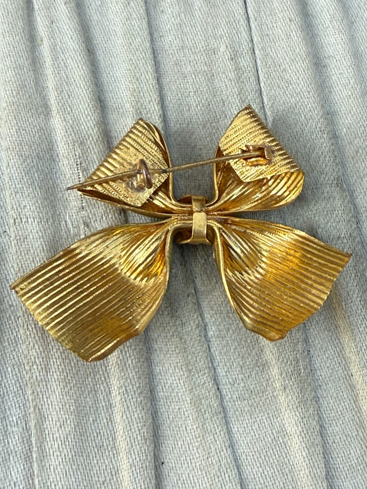 Vintage Gold Tone Ribbed Bow Brooch Mid Century Four Lobe Pleated Ribbon Pin