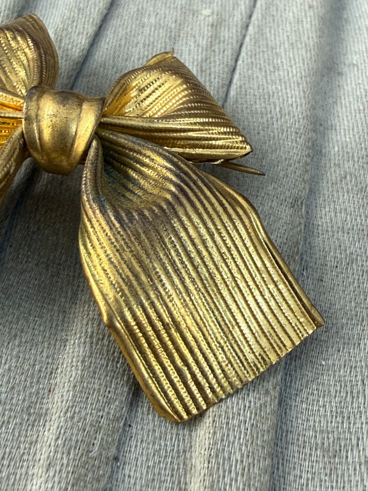 Vintage Gold Tone Ribbed Bow Brooch Mid Century Four Lobe Pleated Ribbon Pin