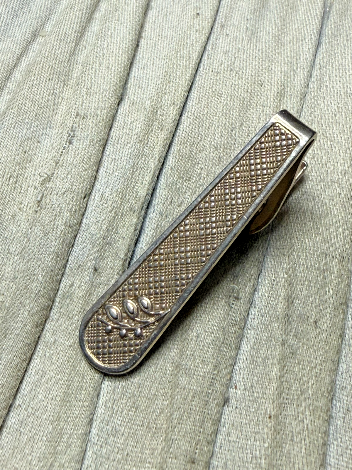 Vintage Fern Tie Clip Gold Tone Metal Bar Crosshatch Natural Mens Gents Retro