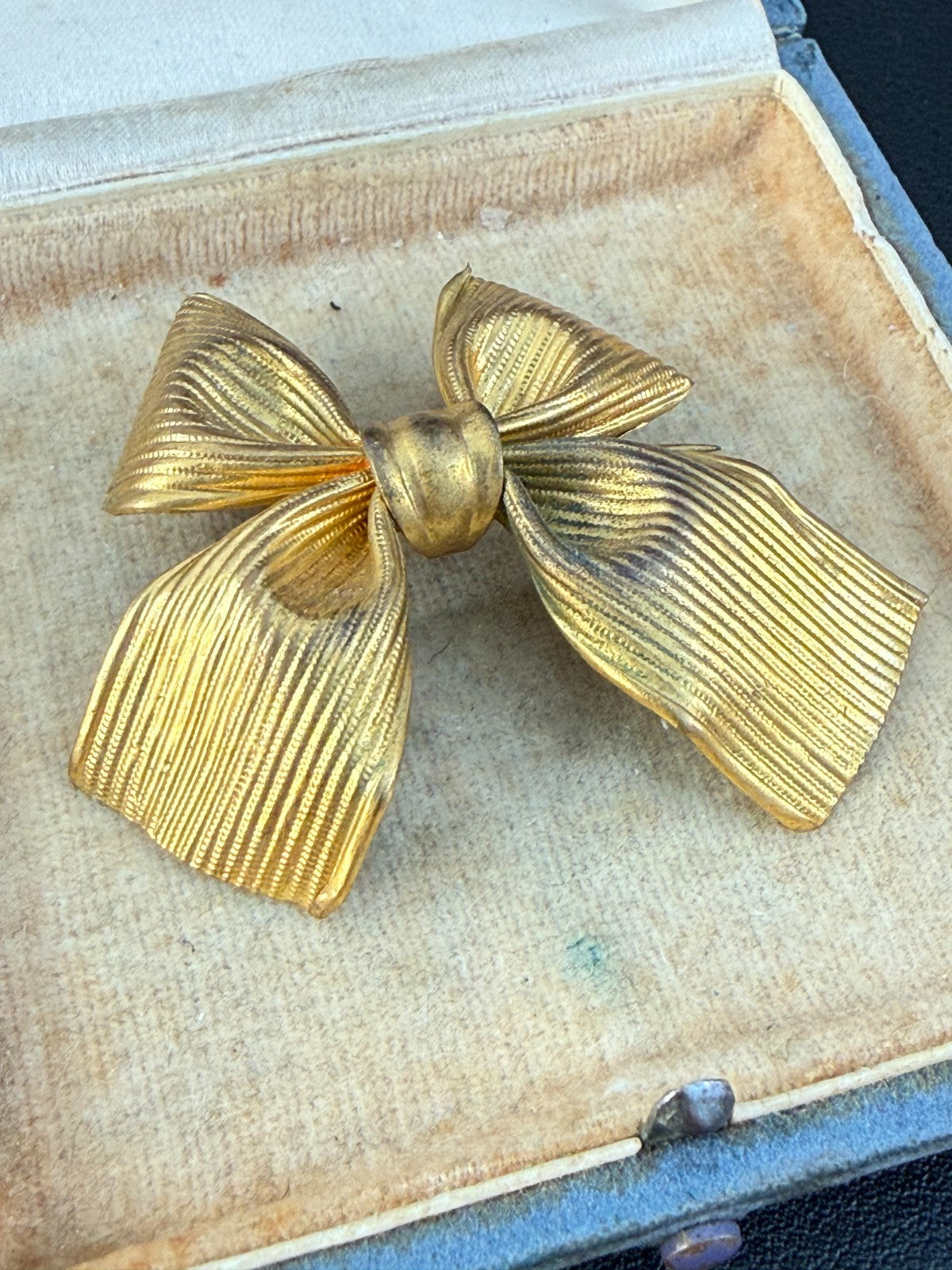 Vintage Gold Tone Ribbed Bow Brooch Mid Century Four Lobe Pleated Ribbon Pin