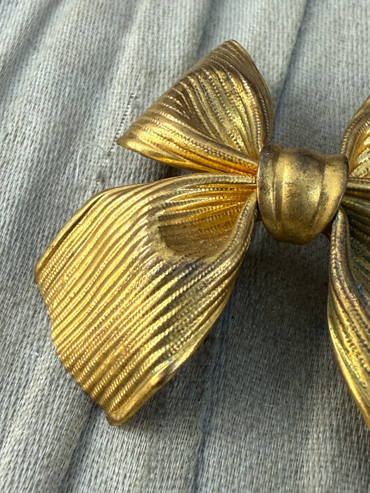 Vintage Gold Tone Ribbed Bow Brooch Mid Century Four Lobe Pleated Ribbon Pin