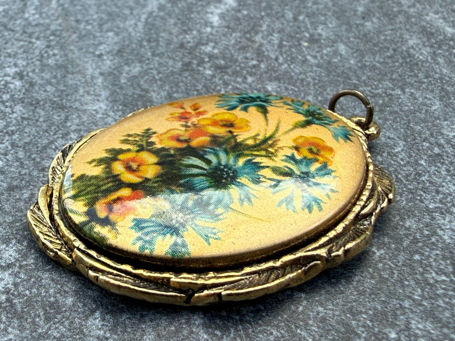 Vintage Wildflower Pendant Gold Tone Ornate Oval Floral Bouquet Flowers