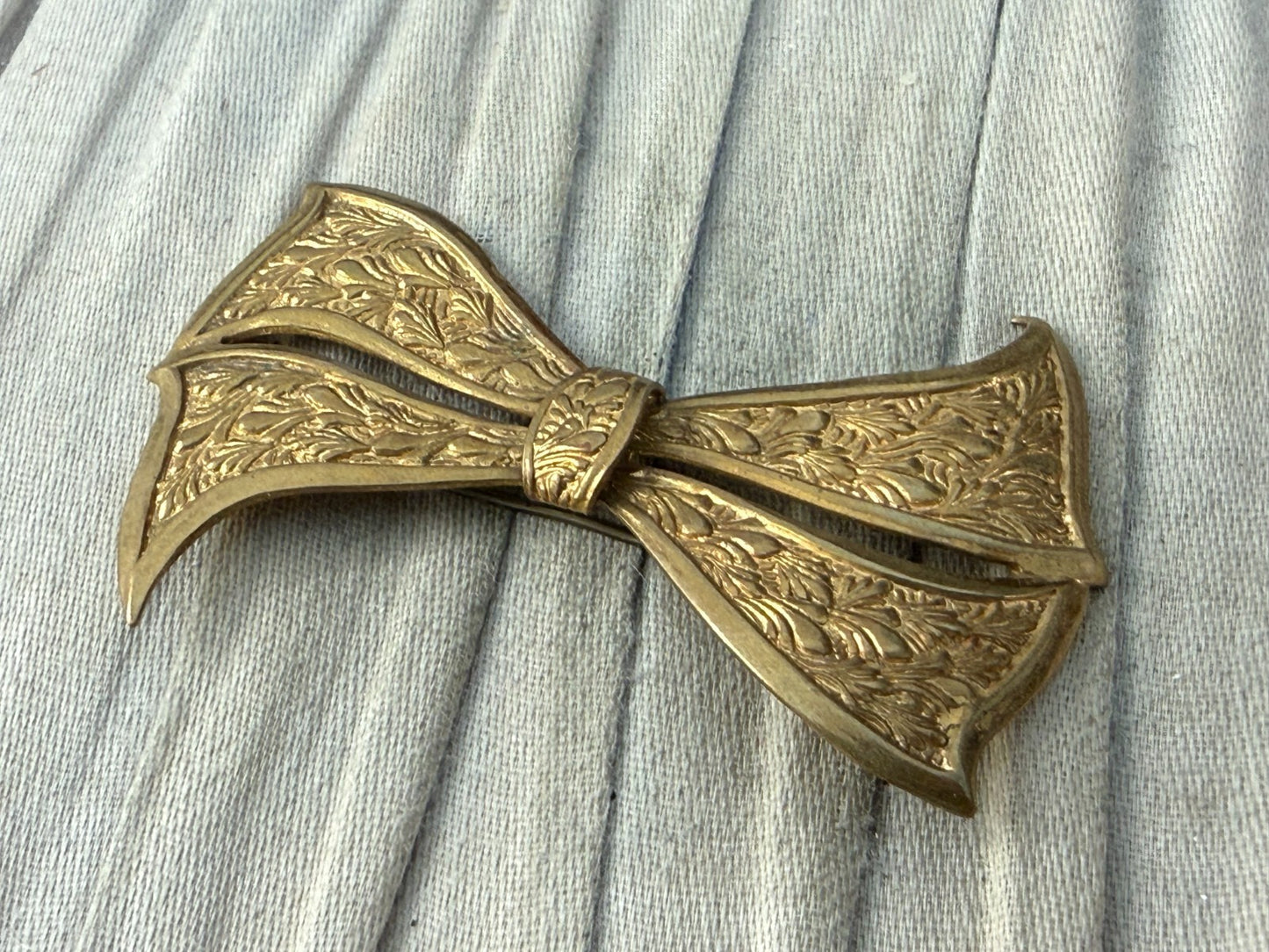 Antique Edwardian Bow Brooch Art Deco Gold Tone Engraved Foliate Acanthus Large