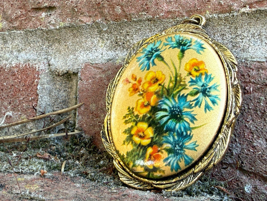 Vintage Wildflower Pendant Gold Tone Ornate Oval Floral Bouquet Flowers